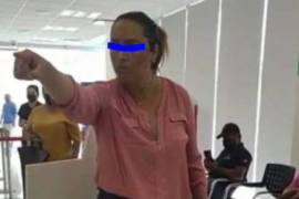 Los hechos sucedieron el pasado 23 de agosto, y la agresiva mujer había acudido al banco a que le cambiaran 5 mil pesos por billetes de baja denominación.