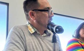 Las dificultades enfrentadas por la comunidad LGBTIQ+ durante su migración a través de Coahuila son un reflejo de la violencia y la discriminación que sufren en sus países de origen, apunta Noé Ruiz.