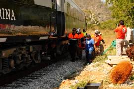 Integrantes de equipos de rescate trasladan a una persona herida luego del descarrilamiento del Tren Interoceánico este domingo, en el municipio de Asunción Ixtaltepec, en Oaxaca.
