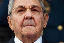 El presidente de Cuba, Raúl Castro, escucha los himnos nacionales de Cuba y Venezuela durante su ceremonia de bienvenida en el palacio presidencial de Miraflores, el 17 de marzo de 2015, en Caracas.