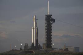 Etelescopio espacial Nancy Grace Roman , encapsulado en una cofia protectora de carga útil en la cima de un cohete Falcon Heavy de SpaceX en el Complejo de Lanzamiento 39A del Centro Espacial Kennedy.