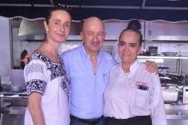 Captan a Salinas de Gortari comiendo mariscos en La Paz