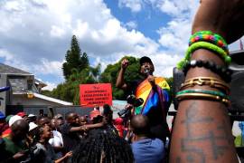 En países vecinos de Uganda, como Sudáfrica, han estado protestando contra la nueva ley homófoba.