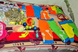 En busca de indicios por la integración de una carpeta por el delito de trata de personas a través de la mendicidad, elementos de la Fiscalía General de Justicia de Nuevo León catearon una vivienda.