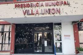 Fachada de la Presidencia Municipal de Villa Unión, Coahuila después del ataque de un grupo armado en 2019.