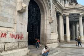 Denuncian a extranjero que graffiteó fachada del Palacio de Bellas Artes