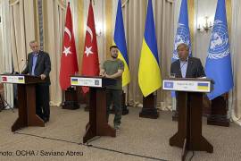 El presidente de Ucrania, Volodymyr Zelenskyy, (c) el presidente turco, Recep Tayyip Erdogan (i) y el secretario general de las Naciones Unidas, Antonio Guterres, dan una conferencia de prensa en Lviv, Ucrania.