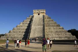Niega INAH que mujer que subió a la pirámide de Chichén Itzá arrojara cenizas de su esposo