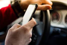 Durante el 2022 se aplicaron 524 multas por uso de celular al conducir.