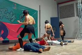 En un video que circula en redes sociales, se observa a las bailarinas con poca ropa y 4 padres de familia suben al escenario para bailar con las 3 mujeres las cuales ‘perrean’ encima de los varones.