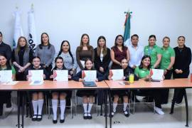 Alumnas del Instituto Sanford durante la presentación de proyectos científicos en el Ayuntamiento de Torreón.