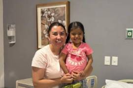 Yoana, acompañada por su tía Ana, quien le donó un segmento de hígado para el trasplante que recibió en mayo pasado.
