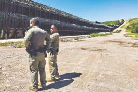 Agentes de la Patrulla Fronteriza de EU aseguran que los coyotes y traficantes siempre han vigilado sus movimientos; sin embargo, ahora lo hacen con tecnología.