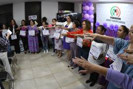 Mujeres líderes de distintos sectores rindieron protesta como Embajadoras de la Paz durante un acto realizado por el ONMPRI en Torreón.