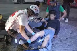 El limpiavidrios fue trasladado al Hospital General con una probable fractura en la pierna derecha.