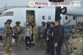 Tras ser detenido en Zapopan, Jalisco, elementos de la Marina y de la FGR lo llevaron vía aérea al Aeropuerto Internacional de Toluca.