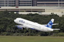 Un Airbus A320-232 de JetBlue Airways despega del Aeropuerto Internacional de Tampa, en Tampa, Florida, el 15 de mayo de 2014. FOTO: