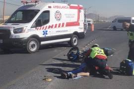 El conductor de la motocicleta presentó una probable fractura en la muñeca derecha y una herida profunda en la pierna tras el accidente.
