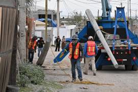 Personal de Obras Públicas instala postes y cableado en la colonia La Rielera. La nueva infraestructura mejorará seguridad y movilidad en este sector de Frontera.