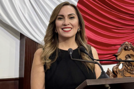 La diputada Magaly Hernández pidió a la Secretaría de Educación de Coahuila establecer criterios claros para que maestros y directivos apliquen las restricciones al uso de celulares en las aulas.