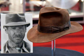Megasubasta de Londres incluirá sombrero de Indiana Jones y patineta de Marty McFly
