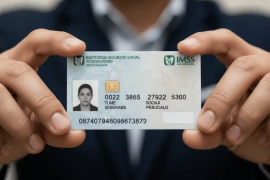 La credencial blanca del IMSS identifica a las personas pensionadas y permite acceder a determinadas prestaciones, servicios, vales y descuentos.