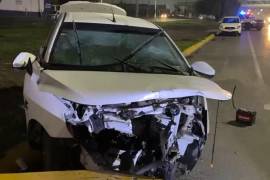 El motor del automóvil se desplazó hacia el interior de la unidad y atravesó el tablero debido a la fuerza del impacto.