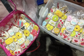 Una emprendedora y su abuelita viajaron desde Celaya hasta la Ciudad de México para vender galletas decoradas con referencias a Harry Styles.