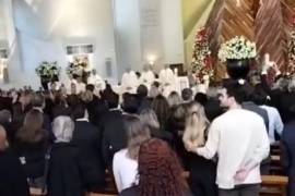 Emmanuel despide cantando a Carlos Bremer en su funeral en San Pedro