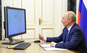 El presidente ruso, Vladímir Putin, vota en línea durante las elecciones a la novena Duma Estatal de Rusia,la cámara baja del parlamento, en el Kremlin de Moscú, Rusia.