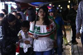 Familias completas se dieron cita en las inmediaciones de Plaza de Armas para las fiestas patrias.