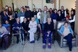Representantes de Oxxo, BorgWarner y del Municipio de Saltillo, acudieron a los asilos El Ropero del Pobre y Casa del Buen Samaritano, a donde llevaron donaciones y apoyos económicos.
