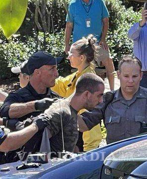 $!El hombre acusado de apuñalarlo, Hadi Matar, se declaró inocente horas antes durante la jornada del sábado de los cargos de intento de asesinato y agresión