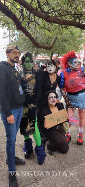 $!Integrantes de la comunidad LGBT+ acudieron a las instalaciones de Cintermex a manifestarse en contra de la Feria del Libro Monterrey 2023 que los censuró.