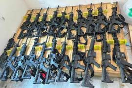 Localizan 37 armas de fuego, cargadores, cartuchos, 150 kilos y 80 litros de químicos, además de diverso equipo táctico.