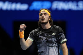 Tsitsipas derrota a Roger Federer y peleará por el título de las Finales ATP