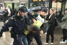 Hombre armado con cuchillo ataca a policías en plaza de Estocolmo