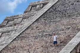 El turista fue grabado sobre los escalones de la antigua pirámide, patrimonio de la humanidad.