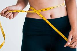 Especialistas recomiendan metas realistas, como perder un kilo al mes, para evitar riesgos a la salud.