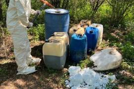 se aseguraron 660 litros de alcohol, 300 de acetona, entre otras sustancias, así como nueve tambos de plástico, un reactor, dos tinas vacías, 92.5 litros de químicos para elaborar drogas sintéticas