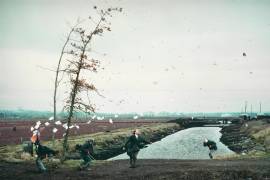 Aporte. La reinterpretación que Jeff Wall hizo de una célebre estampa de Hokusai demuestra que detrás de una imagen aparentemente espontánea puede existir un complejo proceso de creación.