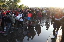 Son al menos 15 mil personas las que vienen caminando, en caravanas o en pequeños grupos familiares | Foto: Cuartoscuro