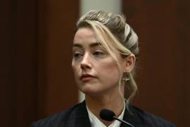 La actriz Amber Heard testifica en el Tribunal de Circuito del Condado de Fairfax en Fairfax, Virginia.