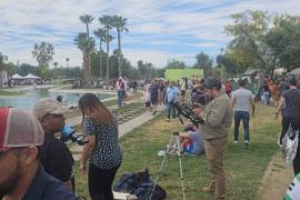 En este parque ubicado al oriente de Torreón había familias completas, niños, jóvenes y adultos en los andadores, algunos realizando fila para la compra de aguas, alimentos o souvenirs.