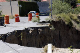 Se 'echan la pelotita' en Saltillo por daños en calle causados por arroyo