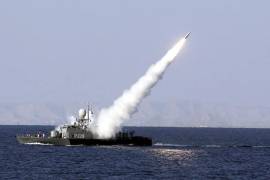 Un misil de alcance intermedio tierra-aire antiradar lanzado desde un buque de la Armada iraní durante unas maniobras militares en el mar de Omán, cerca del estrecho de Ormuz.