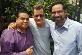 Charlie Sheen se pasea por la Ciudad de México, y hasta come tacos