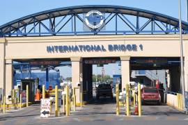 Una mujer identificada como Isabel García denunció la extenuante revisión a la que fue sometida al intentar ingresar a Eagle Pass, en donde además le cancelaron su visa estatounidense.