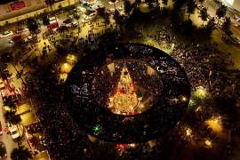 Miles de personas celebraron el encendido del Pino de Villa Magia Coahuila 2024, llenando las calles de Monclova con luces y alegría.