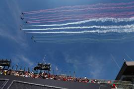 Aviones recorren el cielo durante la previa en el Gran Premio de Fórmula Uno de México que se realiza en el Autódromo Hermanos Rodríguez en Ciudad de México. EFE/Mario Guzman